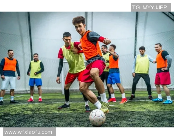 足球明星挑战极限用筷子打球展现惊人技巧与幽默风采 足球明星挑战极限用筷子打球展现惊人技巧与幽默风采